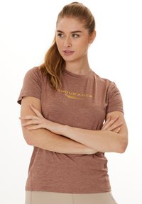T-shirt de sport marron à manches courtes, avec un logo "ENDURANCE" jaune. Matière douce, coupe décontractée, design minimaliste et col rond.