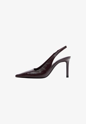 Burgundy nahast slingback-konts, millel on terav nina, keskmise kõrgusega stilteto konts ja moodne lõigatud külg.