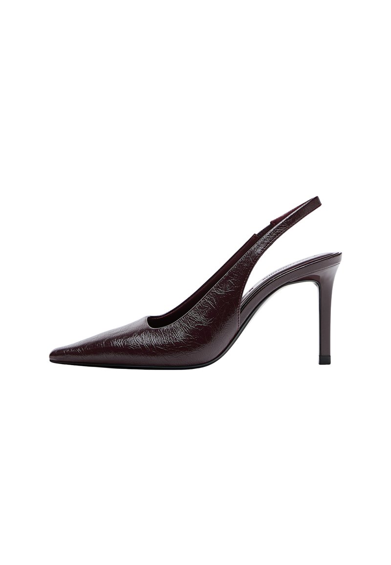 Pompa slingback in pelle bordeaux con punta affilata, tacco a stiletto di altezza media e un lato con ritaglio per un design moderno.