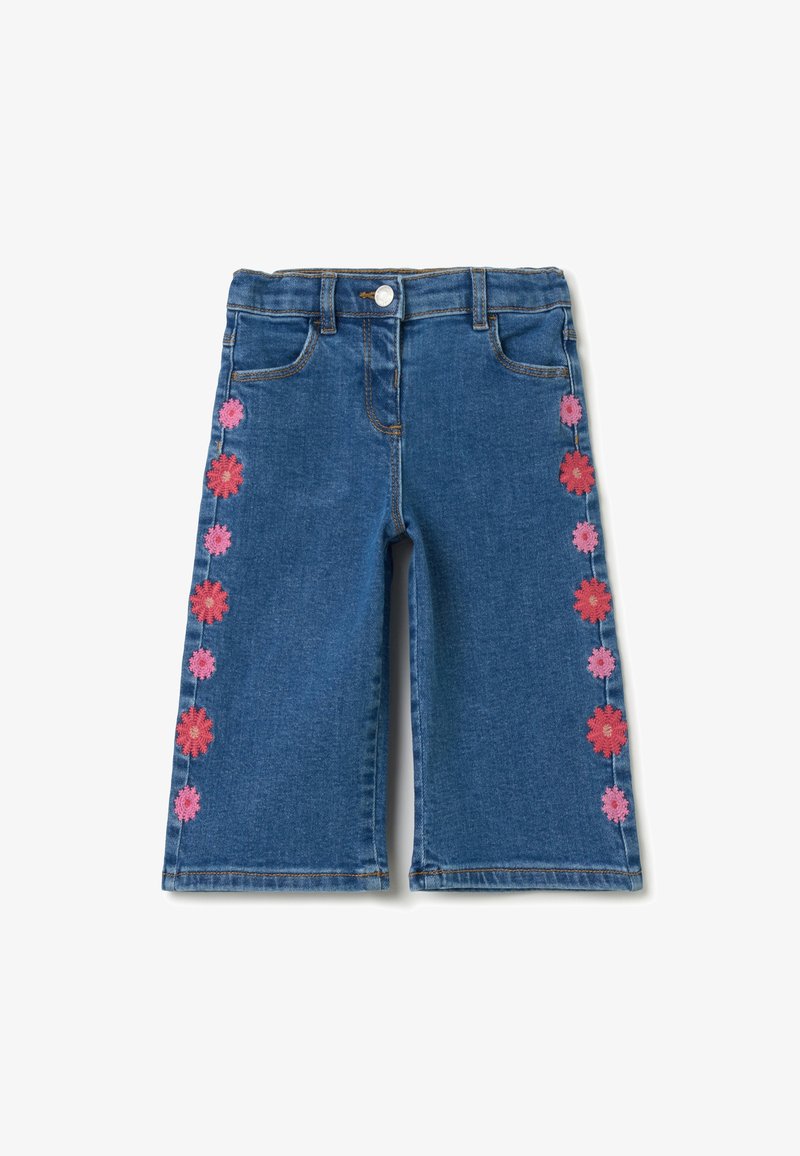 Culottes en denim bleu avec broderies florales en rose, rouge et rose foncé le long des coutures latérales. Présente des poches avant et une fermeture à bouton standard.