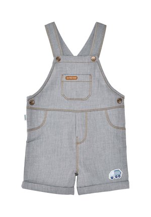 Hellgraue Kinder-Jeans-Latzshorts mit verstellbaren Trägern, einer Fronttasche mit der Aufschrift "on the road" und einem kleinen Lastwagen-Aufnäher am Bein.