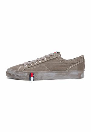 ARCHIVE FLAG STRIPE WASHED - Sneakers laag - dusty brown