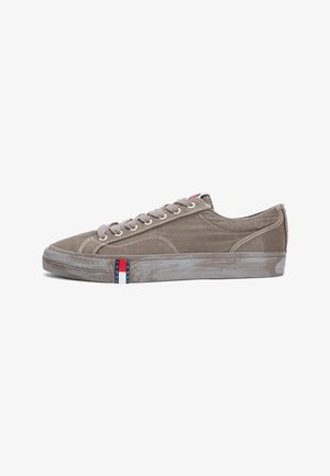 Grå canvas lavtop sneakers med snørebånd, hvide syninger og et lille rødt, hvidt og blåt logo på den gummisål.
