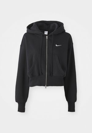 Hanorac scurt de culoare neagră, realizat dintr-un amestec de bumbac, cu fermoar frontal, două buzunare, glugă cu șnur și un logo Nike alb pe piept.