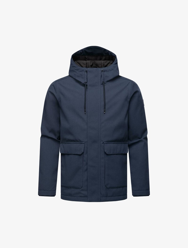 Chaqueta con capucha de color azul marino, hecha de tejido texturizado; presenta bolsillos frontales y ajustes para la capucha. Diseño minimalista, corte recto.