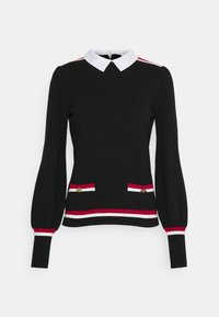 Schwarzer Pullover mit langen Puffärmeln, weißem Kragen, rot-weiß gestreiften Akzenten am Saum und an den Taschen, goldfarbenen Knopfdetails.