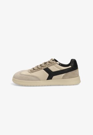 Zapatillas en ante y cuero beige con un diseño de acento negro, punta redonda, cierre con cordones y suela de goma.