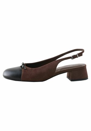 Ruskeat mokkanahkaiset slingback-kengät, joissa on musta nahkainen kärki, koristeellinen nauhalla varustettu yksityiskohta ja matala lohkokorko. Sileä pinta kontrastoi pehmeän mokkanahan kanssa.