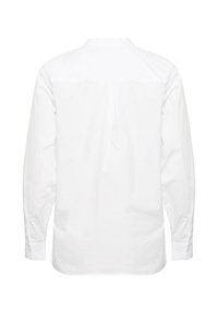 Camicia bianca a maniche lunghe in cotone con un design semplice, dotata di colletto con bottoni e polsini, texture liscia e senza motivi visibili.