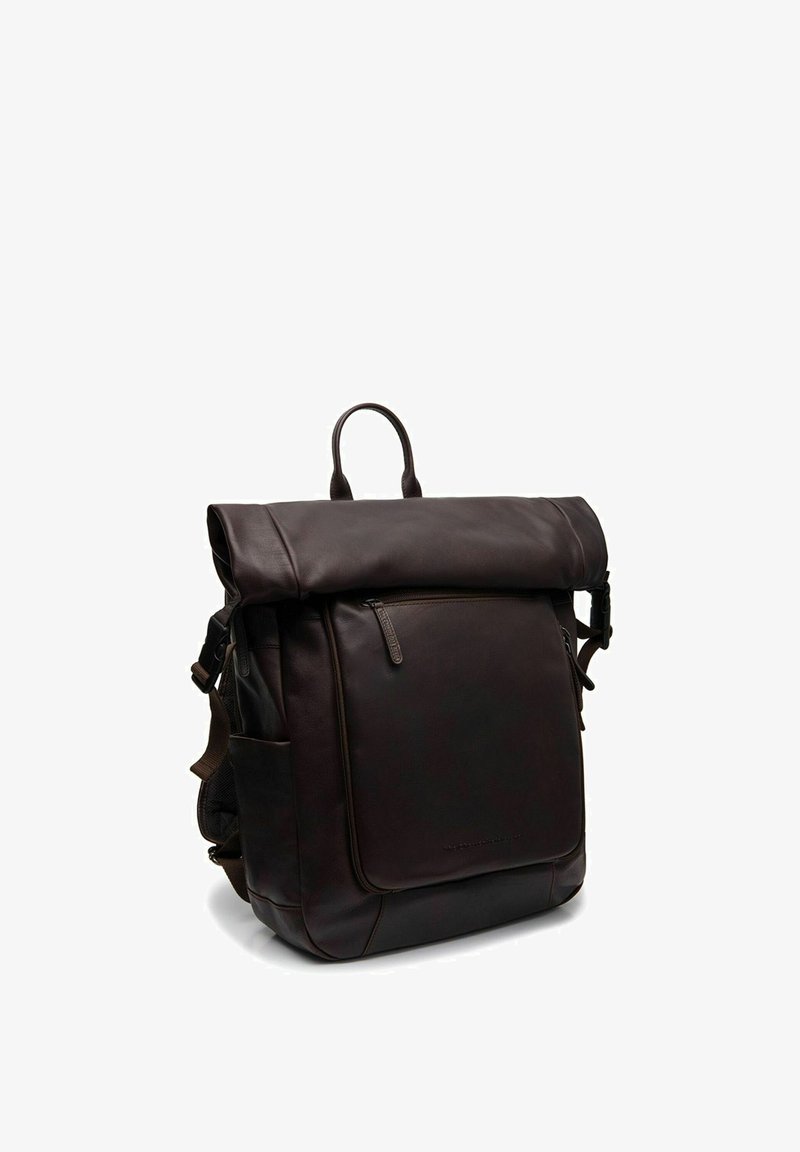 Bruine leren rugzak met een oprol ontwerp, rits voorkantvak en verstelbare banden. Beschikt over een soepele textuur en stevige hardware.