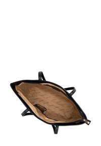 Bolso tote de imitación de cuero negro con un amplio interior beige que presenta un patrón de logo. Tiene dos asas y un compartimento con cremallera.
