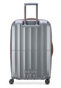 Valigia rigida argento con superficie testurizzata, manico retraibile, dettagli marroni, quattro ruote e logo sulla parte anteriore.