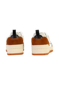 Baskets blanches et brunes avec des accents noirs. Matériaux en daim et en cuir, semelles épaisses avec texture en caoutchouc, et une boucle pour un enfilage facile.