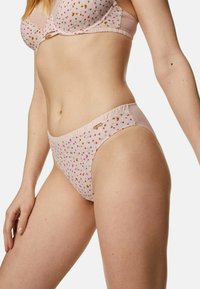 Completo di lingerie a fiori di colore rosa chiaro realizzato in tessuto morbido; presenta delicate ruches e dettagli in hardware dorato sulla vita e sul reggiseno.