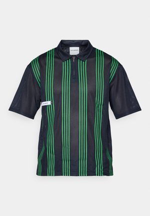 Laivastonsininen verkkomallinen polo-paita, jossa on vihreät pystysuorat raidat, puolivetoketju kaulus, lyhyet hihat ja sivutunnistus. Kevyt ja hengittävä muotoilu.