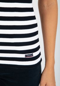 Bezramkowy top w pasek czarno-biały, wykonany z prążkowanej tkaniny, z małą metką Armor Lux u dołu i dopasowanym krojem.