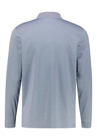 Langarm-Poloshirt aus hellblauem Stoff, mit Kollerkragen, nahtlosen Schultern und glatter, strukturierter Oberfläche.