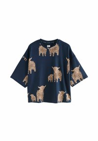 Navyblauw oversized t-shirt met een patroon van goudbruin harige Hooglandse koeien in verschillende maten. Korte mouwen en ronde halslijn.