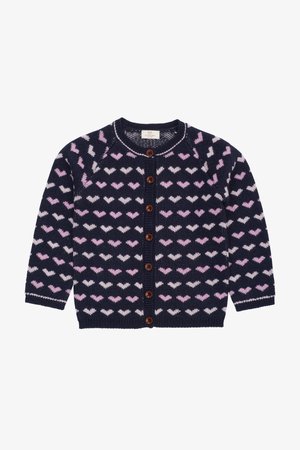 Tengerészkék kardigán szívmintával rózsaszín és fehér színben, kerek nyakkal, hosszú ujjakkal és barna gombokkal az elején.