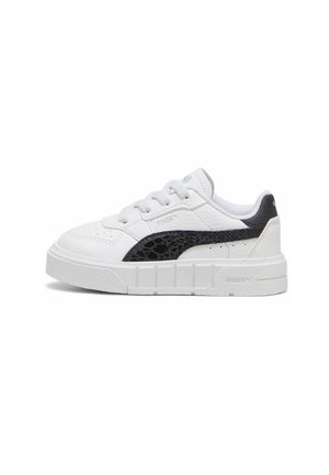 Valkoiset sneakerit, joissa on teksturoitu musta sivuvaunu, pehmustettu kaulus ja paksu valkoinen kumipohja. Nauhallinen malli ja rei'itetty varvas ilmanvaihtoa varten.