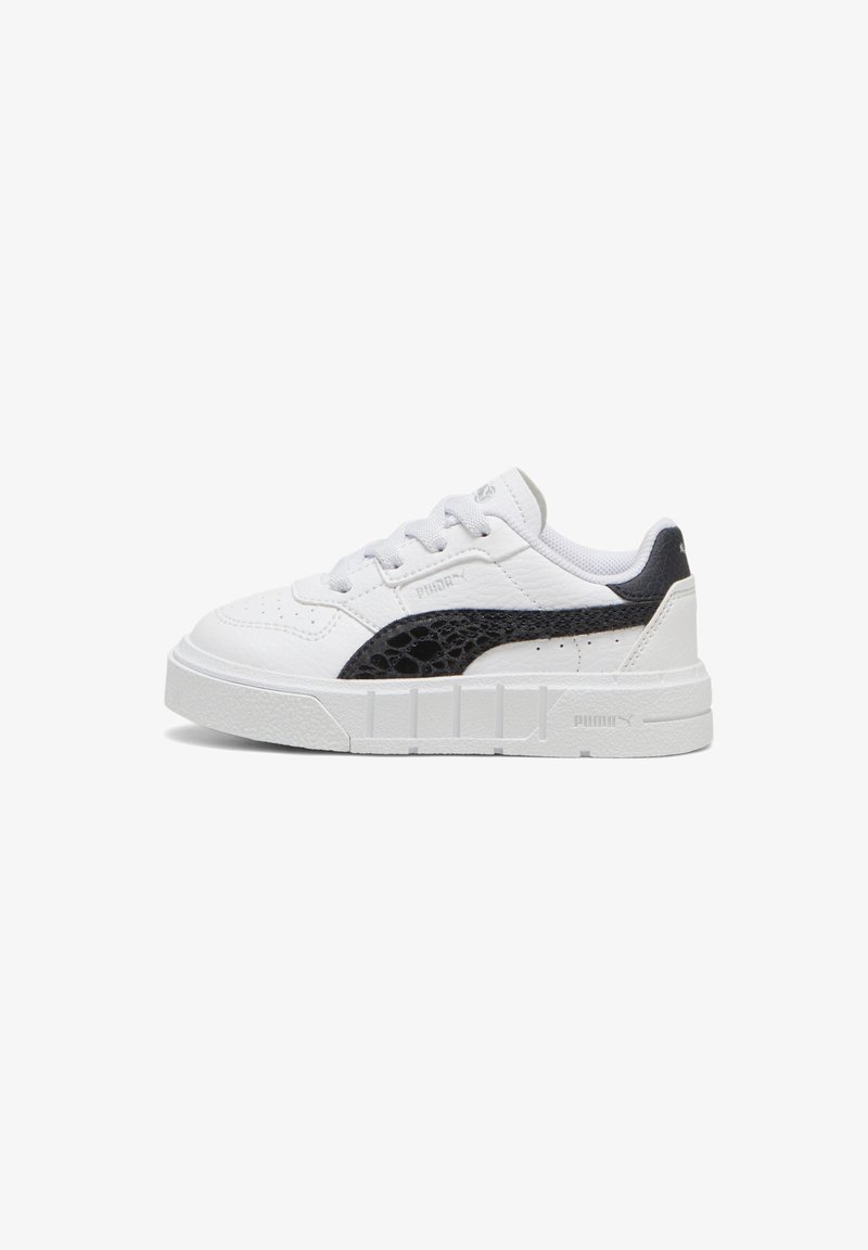 Baltā kedā ar tekstūru melnu sānu svītru, mīkstu apkakli un biezu baltu gumijas zoli. Kordes dizains un perforēta purngala ventilācijai.