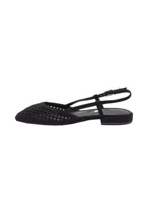 Scarpa nera piatta slingback con punta traforata appuntita e cinturino regolabile con fibbia su sfondo bianco.