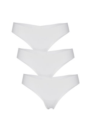Tre slip bikini bianchi senza cuciture impilati verticalmente su uno sfondo bianco uniforme.