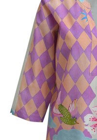 Leichte Baumwolltunika mit einem Rautenmuster in Pfirsich und Lila, verziert mit bunten Vogel- und Blumenmotiven. Lockere Ärmel und Rundhalsausschnitt.