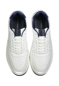 Witte leren sneakers met marineblauwe accenten, geperforeerde details, ronde neus, platte veters en een versterkte hiel. Merklogo zichtbaar op de tong.
