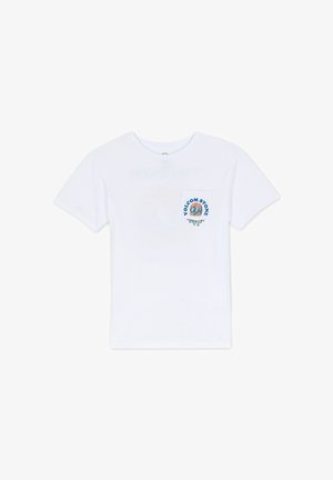Witte katoenen T-shirt met ronde hals en korte mouwen. Heeft een blauwe grafische afbeelding op de linker borstzak met tekst en kleurrijke designelementen.