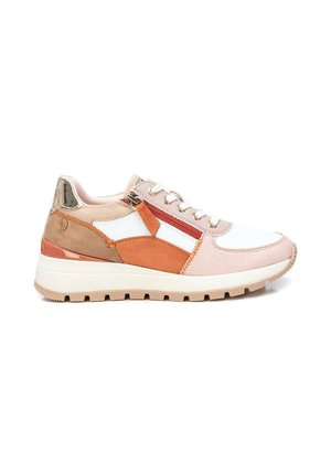 Deportiva con tacón bajo con paneles blancos, beige y naranjas, cordones delante, cremallera lateral y suela beige texturizada.