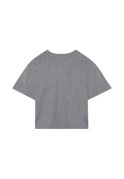 Szary krótki t-shirt z krótkim rękawem, wykonany z miękkiej, teksturowanej tkaniny; posiada okrągły dekolt i luźny krój.