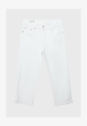 Białe jeansy o prostych nogawkach, z pięcioma kieszeniami, szlufkami na pasek i zapięciem na guziki, wyłożone płasko na jasnym tle.