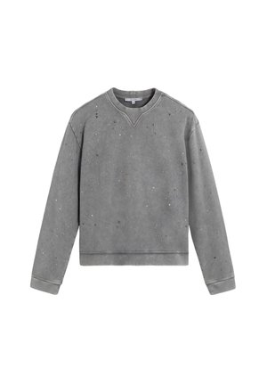 Sudadera gris con un acabado texturizado, que presenta un escote en forma de V y adornos dispersos en colores azul, marrón y metálicos.