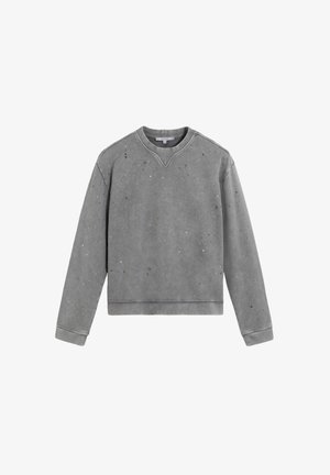 Sudadera gris con un acabado texturizado, que presenta un escote en forma de V y adornos dispersos en colores azul, marrón y metálicos.