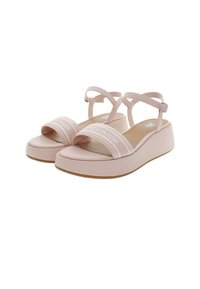 Růžové platformové sandály s hladkým efektem umělé kůže, které mají široké textilní pásky s nápisem "WORLD ASSN" a nastavitelné sponky kolem kotníků.