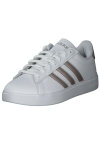 Witte sportieve sneaker met drie metallic beige strepen, gestructureerde bovenkant, vetersluiting, gepolsterde kraag en platte rubberen zool.