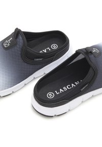 Slippers mit einem Farbverlaufsmuster von Blau zu Schwarz, aus atmungsaktivem Stoff gefertigt, mit einer weißen Gummisohle und Logo-Details.