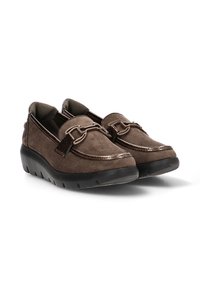 Zapatos de ante marrón tipo slip-on con punta redonda, acentos de patrón sutil y suela de goma negra gruesa. Presenta herrajes decorativos.