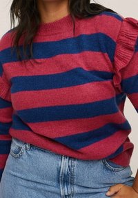 Gestreifter Pullover aus weichem Strick mit horizontalen rosa und blauen Streifen. Rundhalsausschnitt und dezente Rüschendetails an den Schultern.