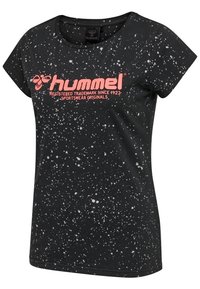 Camiseta corta negra de manga corta con un patrón moteado y el logotipo "hummel" en rosa. Fabricada con un tejido suave, tiene un escote redondo y un corte holgado.