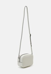 Calvin Klein Jeans SCULPTED CAMERA MONO - Torba preko tijela - white/silver-coloured
