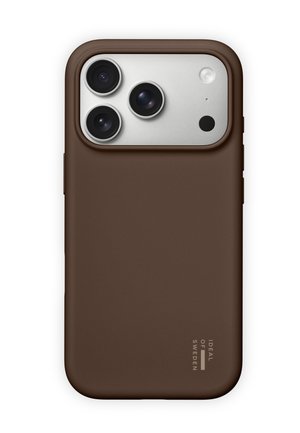 Smarttelefon med trippelkameraobjektiver og blits, innkapslet i et glatt brunt beskyttelsesdeksel merket "Ideal of Sweden."