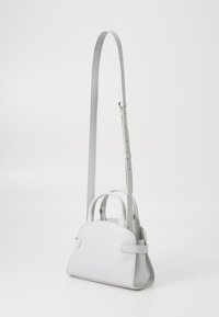 Borsa in pelle grigia chiara con parte superiore arrotondata, due manici corti e una tracolla lunga regolabile. Presenta un design minimalista e una texture liscia.