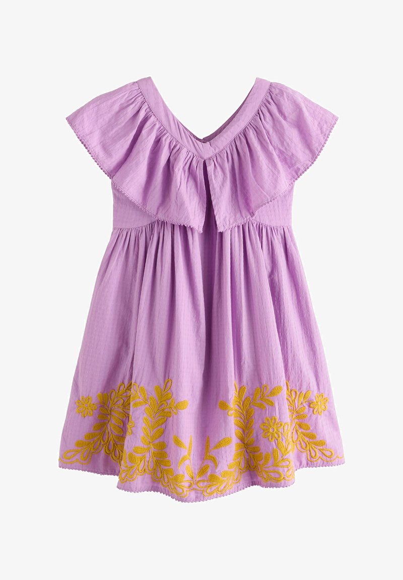 Robe courte lilas avec large encolure en V à volants et broderie florale jaune le long de l'ourlet, réalisée en tissu léger texturé.