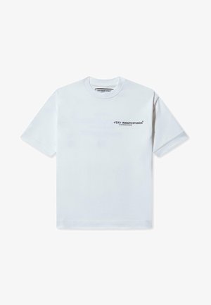 Hvid bomulds T-shirt med korte ærmer, rund halsudskæring og sort trykt tekst "ILRASUTOSTUDIOS" samt japanske tegn på forsiden.