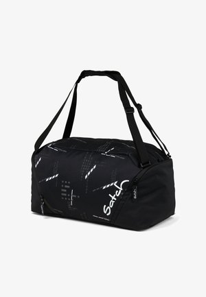 Schwarze Duffel-Tasche mit geometrischen Mustern in Grau, ausgestattet mit doppelten Schulterriemen und einem oberen Reißverschlussverschluss. Hergestellt aus strapazierfähigem Stoff.