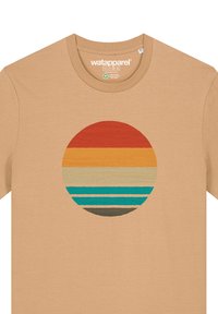 Beige katoenen t-shirt met een rond grafisch ontwerp met horizontale strepen in rode, oranje, gele, blauwe en bruine texturen. Merktag zichtbaar.