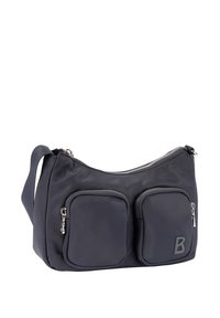 Bolso de nylon negro para el hombro con dos bolsillos delanteros con cremallera, una correa para el hombro texturizada y un prominente logo "B" en el lateral.
