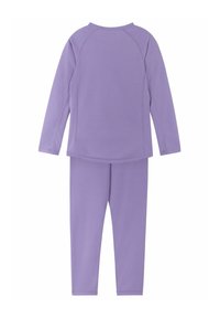 Fioletowa bluzka z długim rękawem i pasującymi legginsami z elastycznego materiału, charakteryzująca się prostym fasonem oraz rękawami raglanowymi. Brak wzorów i akcentów.
